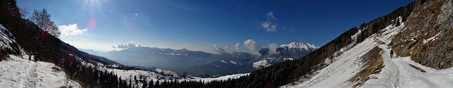 Salendo da Fuipiano allo Zuc di Valbona sul sent. 579, vista sulla Valle Imagna ed i suoi monti